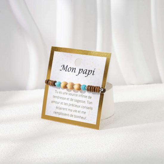 Bracciale delicato su carta regalo dorata