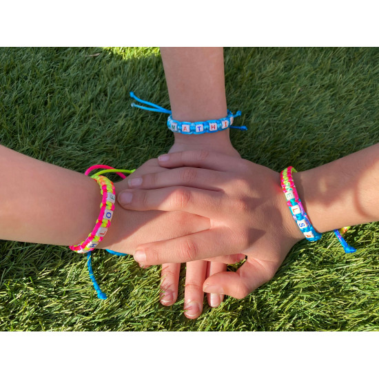 Bracelets prénoms colorés, grossiste bracelets fantaisies - Felizz